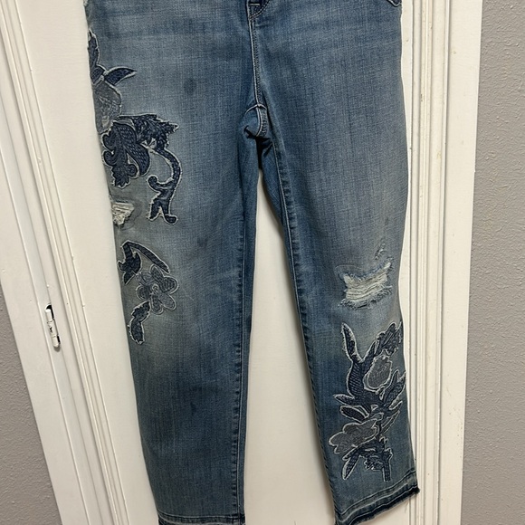The so slimming girlfriend crop size 1  8/10 distressed  jeans, app flowers. - Picture 2 of 7